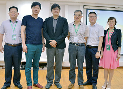 培训结束后医院领导与黄教授合影