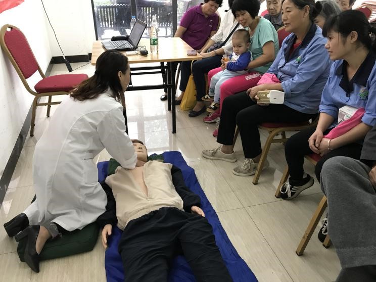 健康教育进社区，组织群众学急救