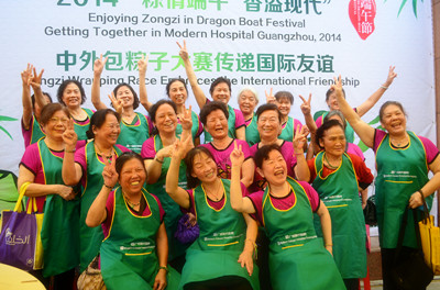 外籍患者比赛包粽子 市民一对一执教