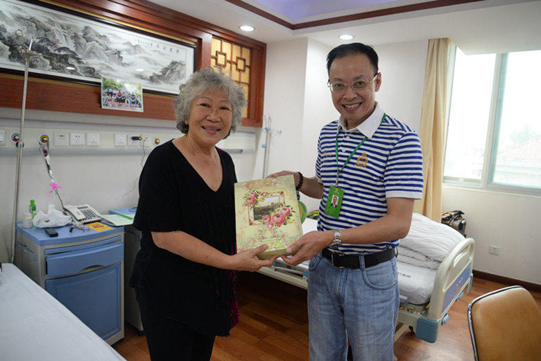 为抗癌大使送上金婚幸福影集