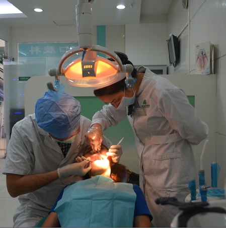 现代医院首例种植牙手术实施---缺牙李大姐笑脸迎新牙