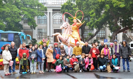 中国元宵节，百名癌症患者逛庙会、看花灯