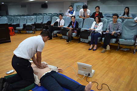 广州现代医院组织非临床员工心肺复苏操作考试