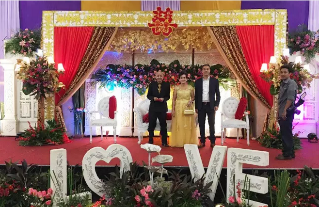 一袋木炭五十年亲 共击癌魔庆金婚