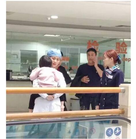 女孩被撞 路人单手挡车救人送医