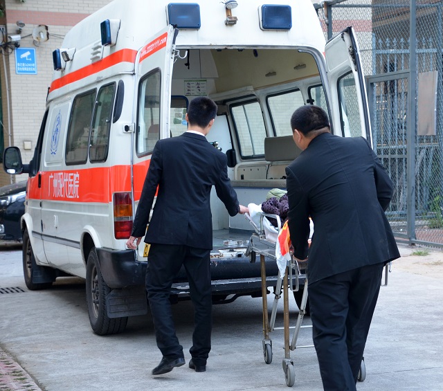 近百岁老人突发高烧 10分钟内被紧急接入院